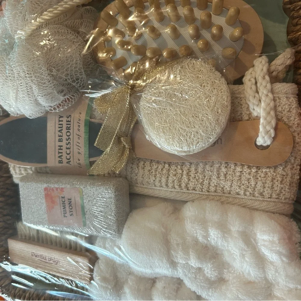 Luxury Spa Gift Basket with Bath Accessories‎